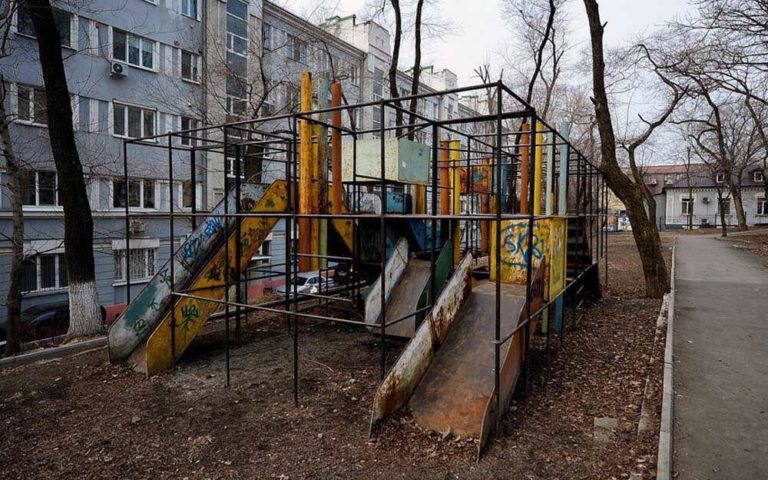 На детских площадках в Подмосковье выявили более четырех тысяч дефектов