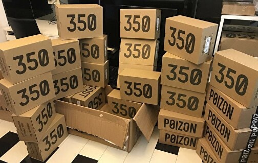 Таможенники в Подмосковье задержали четыре тонны поддельных кроссовок Yeezy Boost 350