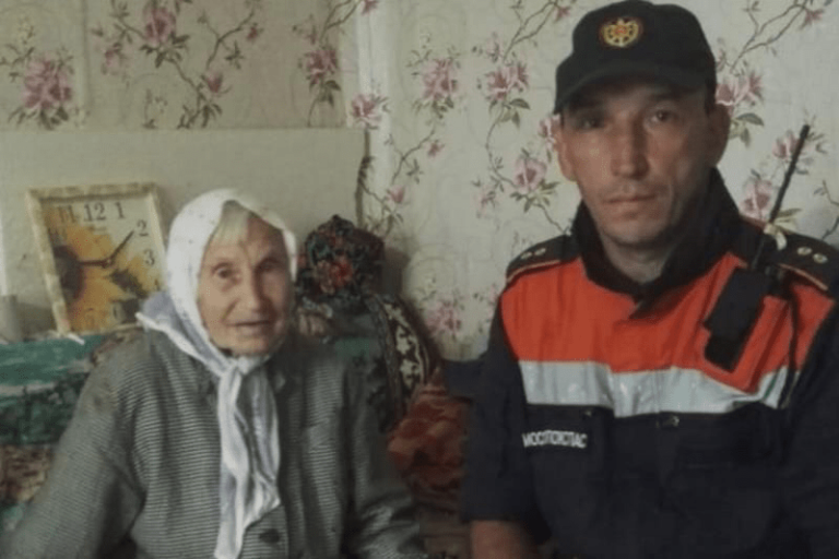Подмосковным спасателям удалось найти заблудившуюся 91-летнюю бабушку