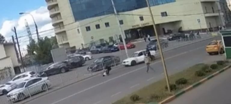 На Дмитровском шоссе водитель BMW сбил двух детей