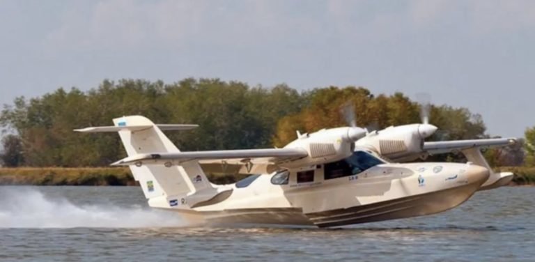 В Подмосковье самолет-амфибия упал в Москву-реку