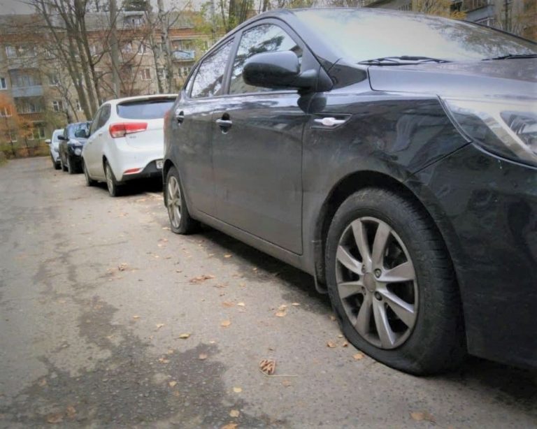 В Пушкино за одну ночь пробили колёса 15 автомобилей