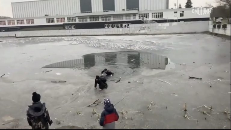 В Электростали мужчина спас провалившегося под лёд ребёнка