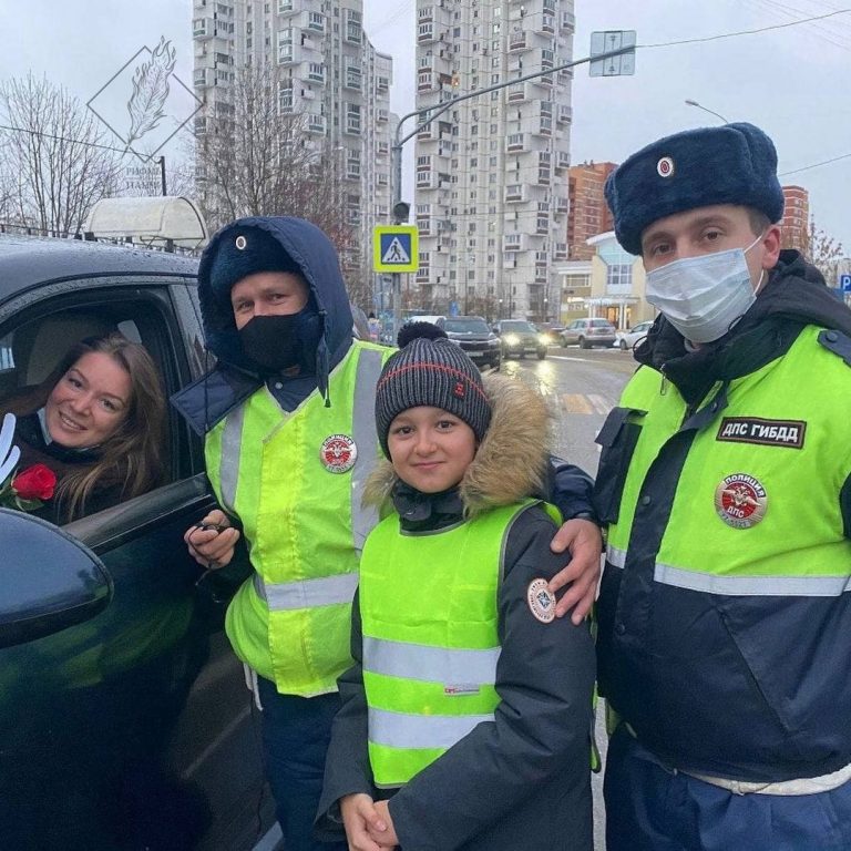 В Зеленограде ДПС останавливали машины и дарили женщинам цветы