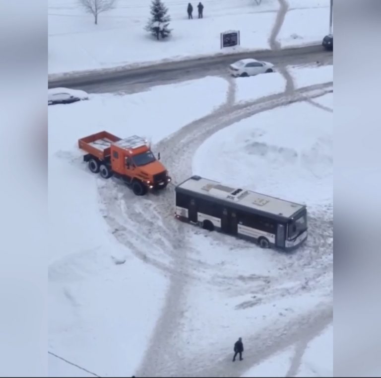 В Чехове рейсовый автобус застрял в сугробах прямо на дороге