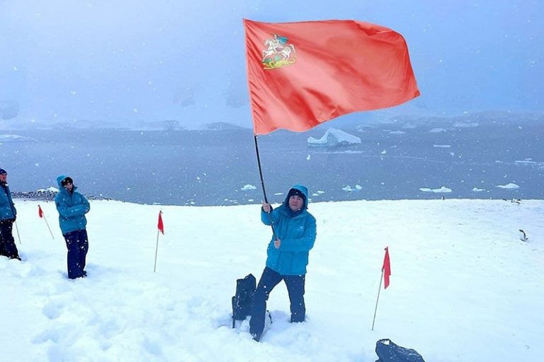 Супруги из Дмитрова установили флаг Подмосковья в Антарктиде