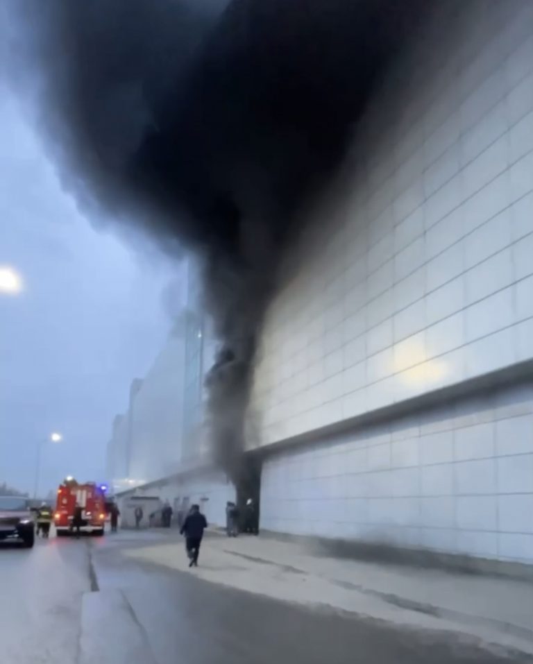 Торговый центр «Шелковый путь» загорелся на МКАД