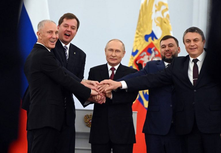 Владимир Путин подписал договоры о присоединении новых территорий к России