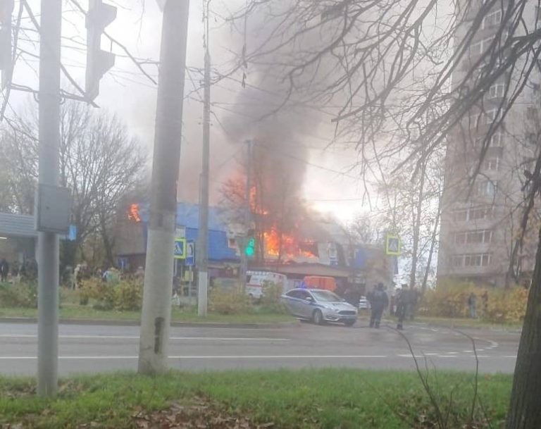 В подмосковном Чехове горит здание с баней, парикмахерской и магазином