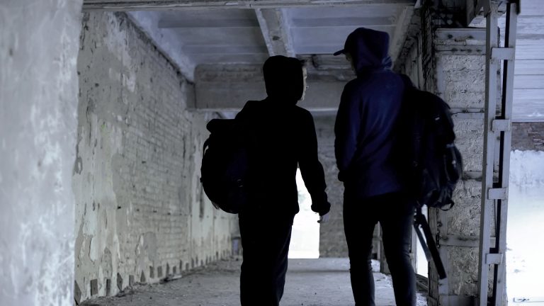 В Подмосковье назвали округа с самым большим количеством преступлений среди подростков