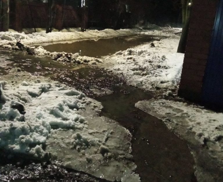 Улицу в Щелкове затопило нечистотами после прорыва канализации