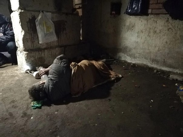 Парализованный бездомный пролежал около недели в подвале в Подмосковье