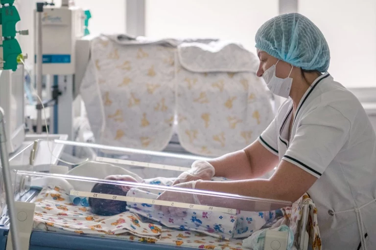 В Подмосковье школьницу отвезли в больницу с «аппендицитом», а она родила ребёнка