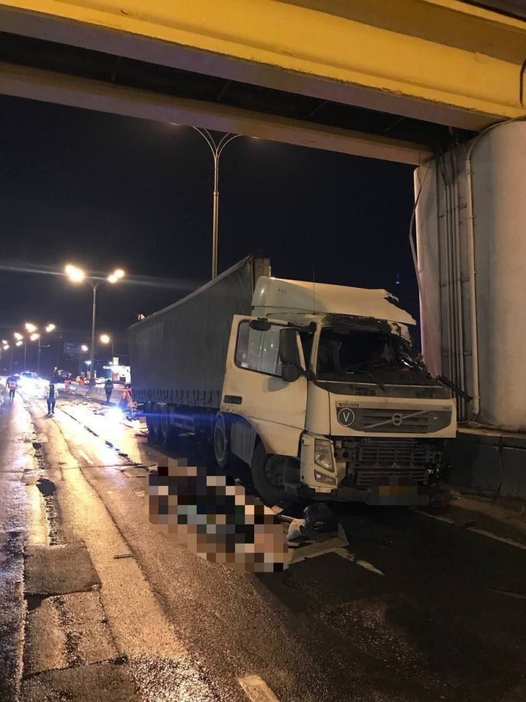 На 39 км МКАД водитель грузовика с бытовой химией въехал в отбойник и погиб