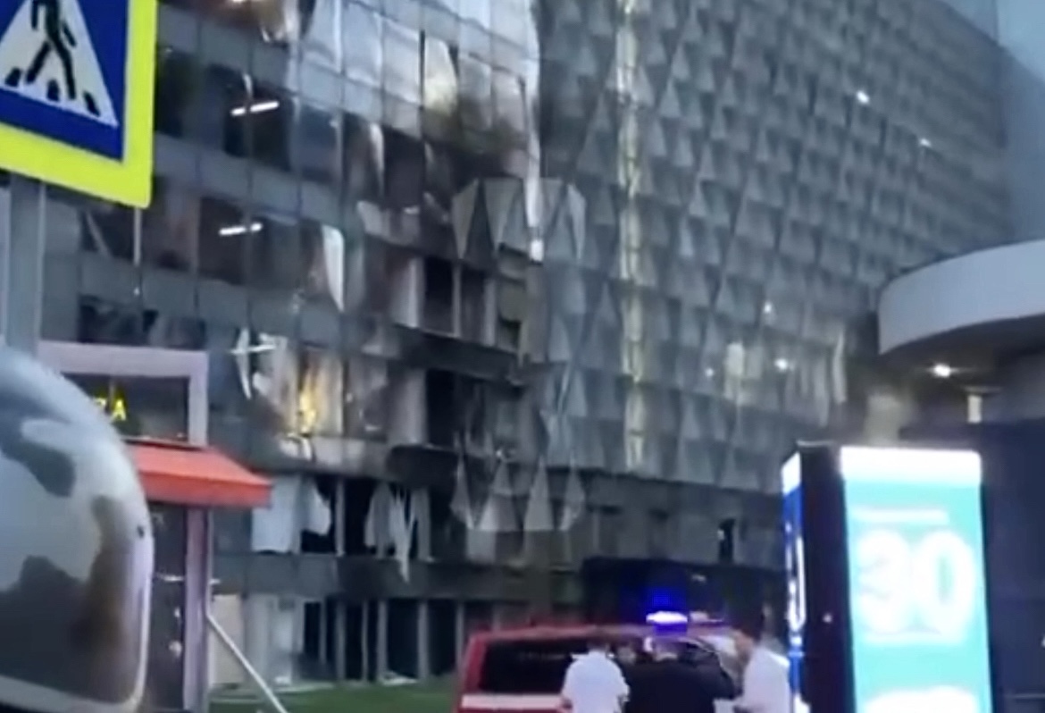 Нападение на сити холл в москве. Москва Сити взорвали. В башню Москва Сити попал беспилотник. Москва Сити теракт. Беспилотник Моква Сити.
